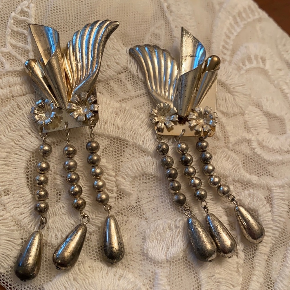 Weird vintage mixed media silvertone earrings